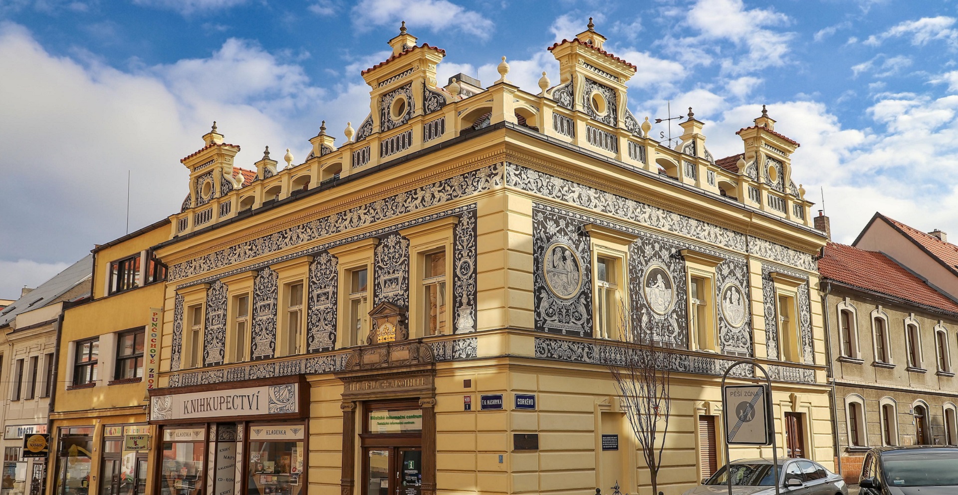 Fachada de prédio aristocrático, com pequenas torres , coluna e várias janelas.