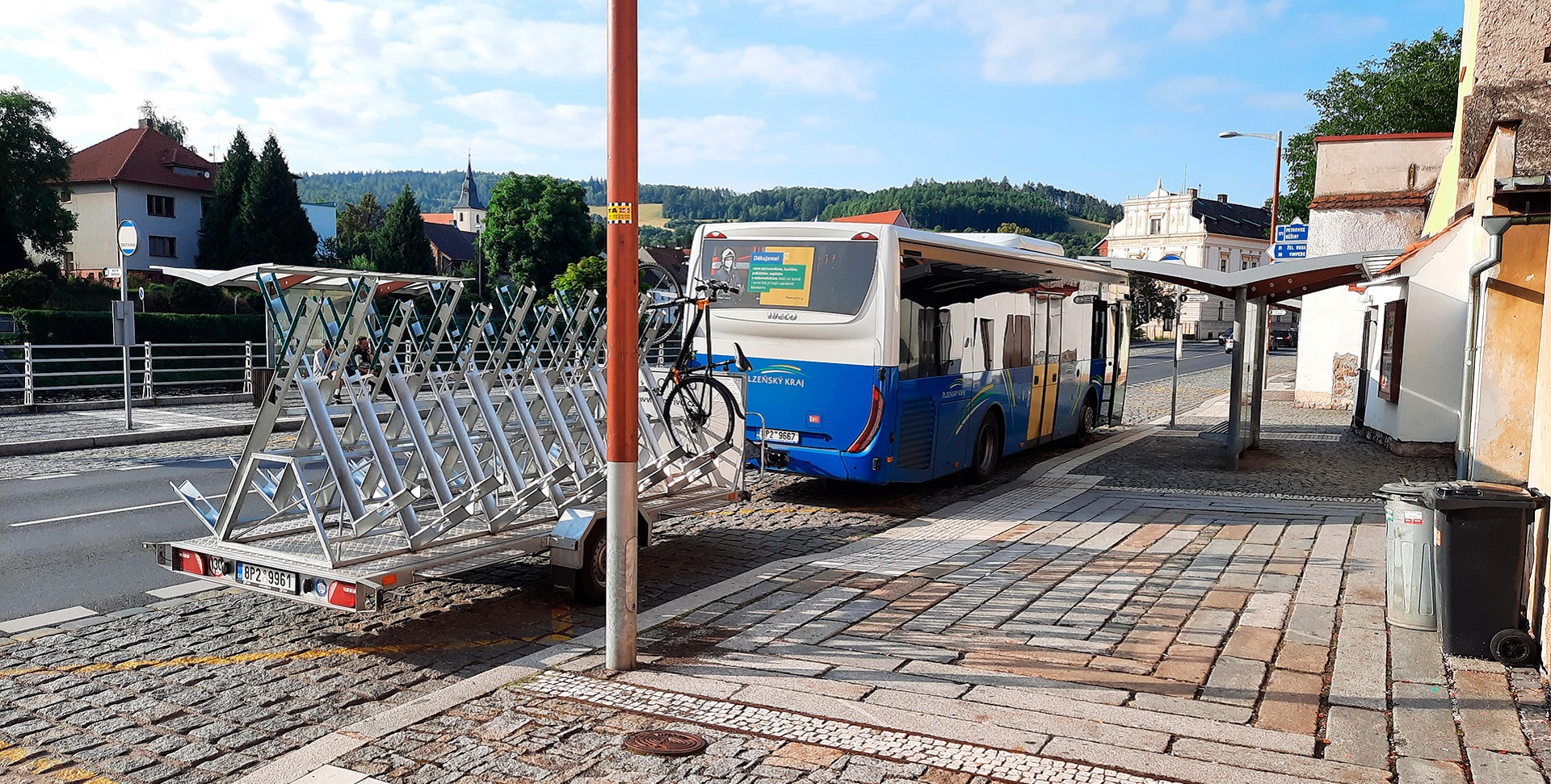 Ônibusnibusa com reboque para transporte de biciletas de ciclista.
